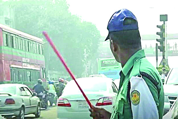 হাতের ইশারায়ই চলে ট্রাফিক সিস্টেম