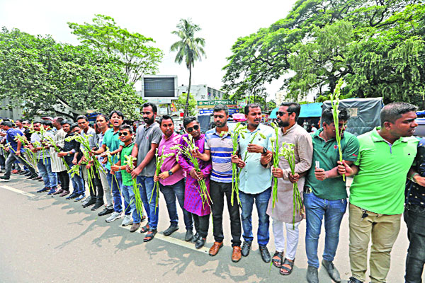 ১২ দিন পর রজনীগন্ধা ফুল নিয়ে ক্যাম্পাসে ছাত্রদল