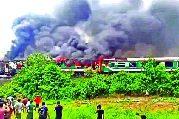 সিলেটগামী ট্রেনে ভয়াবহ আগুন