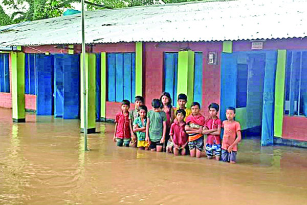 সুনামগঞ্জে ফের বন্যার শঙ্কা কুড়িগ্রামে পানিবন্দি মানুষ