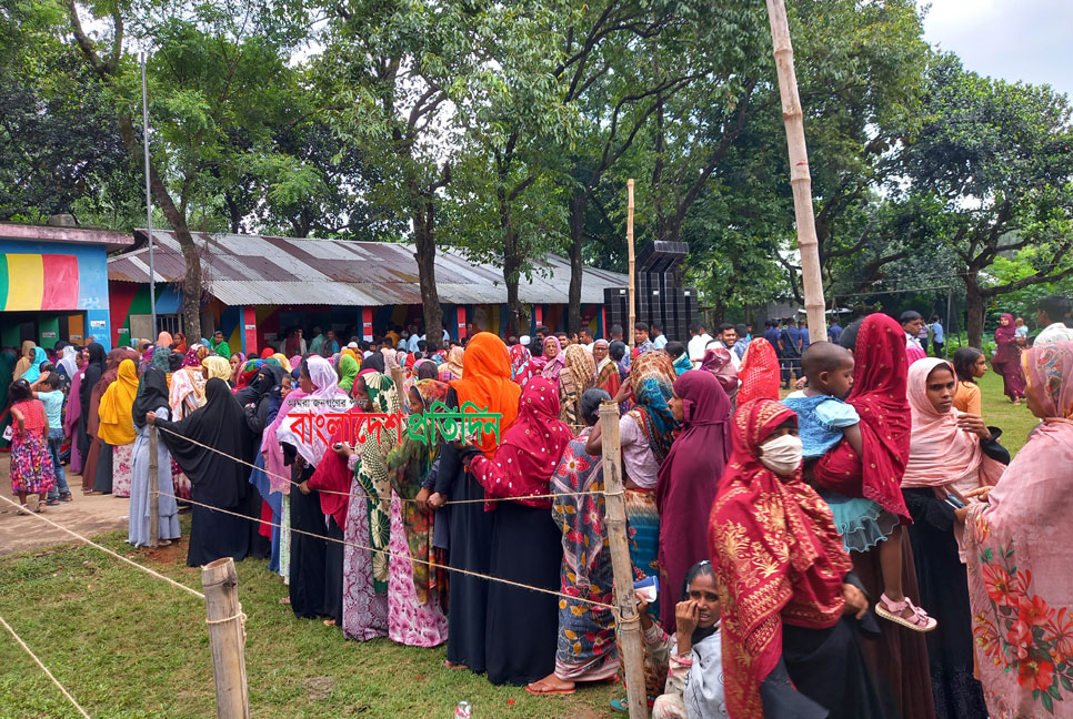 কালিয়াকৈরে ইভিএম নষ্ট, ভোগান্তিতে ভোটাররা