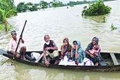 বসুন্ধরার ত্রাণে বানভাসি মানুষের মুখে হাসি