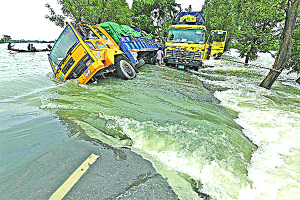 খাদ্য ও পানি সংকটে বন্যার্তরা