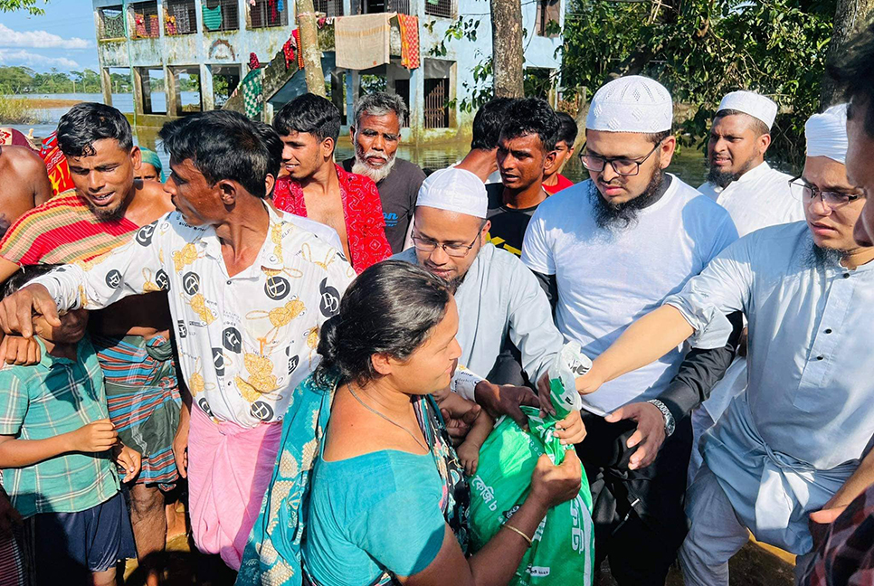 কলরবের সহযোগিতায় তরুণ আলেমদের ত্রাণ বিতরণ 

