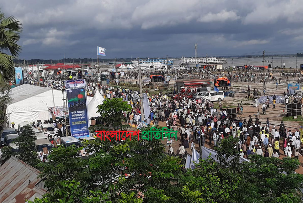 ঢাক-ঢোল পিটিয়ে জনসভার দিকে ছুটছে মানুষ, স্লোগানে মুখরিত পদ্মাপার