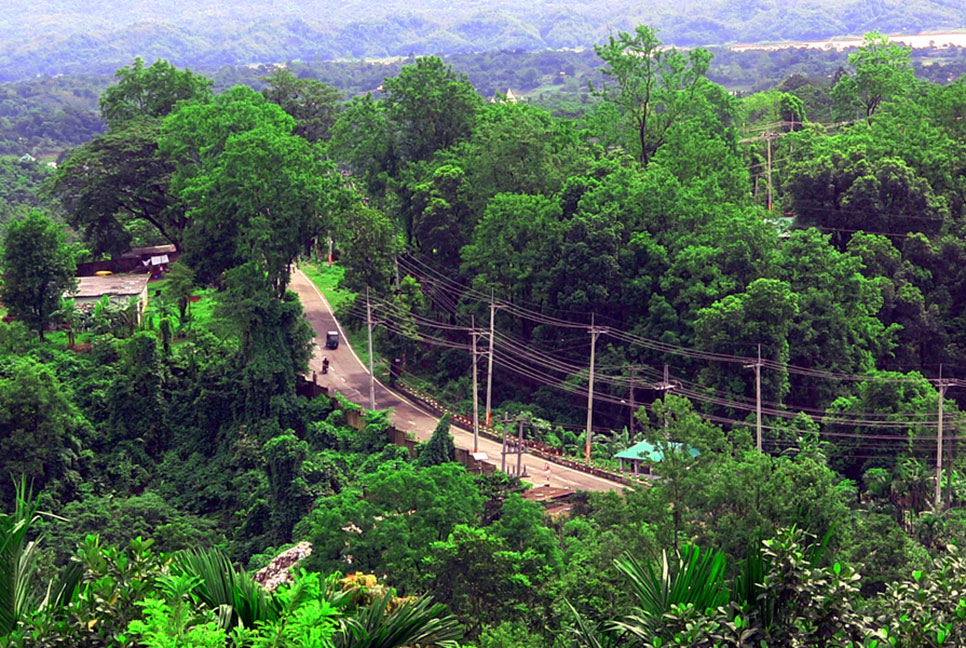 বর্ষায় সেজেছে পাহাড় 