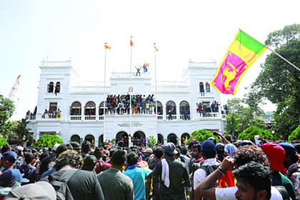 প্রধানমন্ত্রীর কার্যালয়ও জনতার দখলে, সংঘর্ষ জরুরি অবস্থা