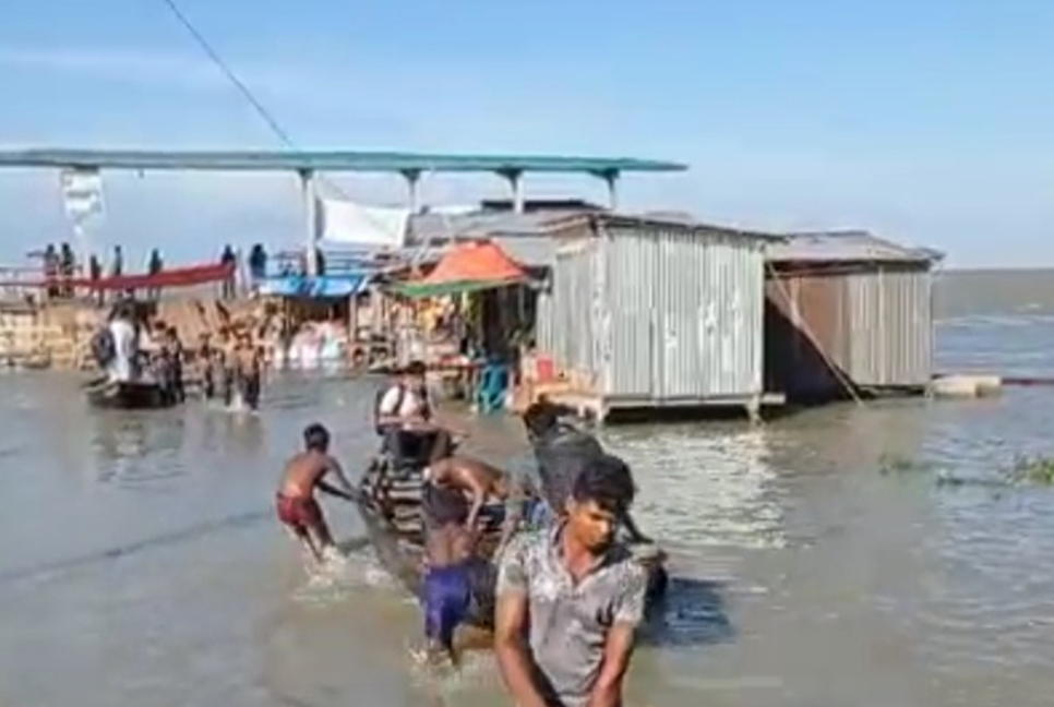 জোয়ারের পানিতে তলিয়ে গেছে ভোলার ফেরি ও লঞ্চঘাট