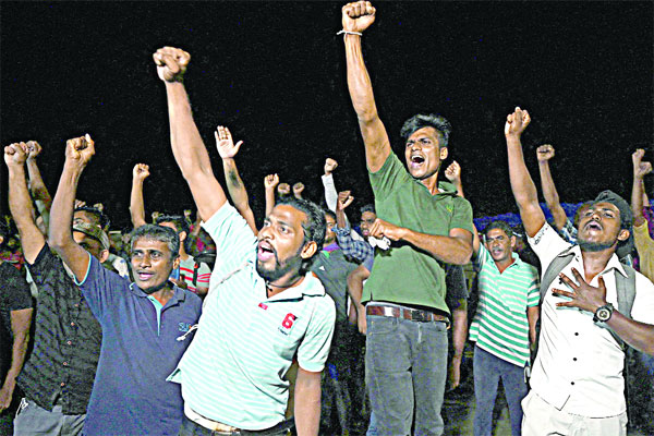 শ্রীলঙ্কায় কে দেবেন আলোর খোঁজ