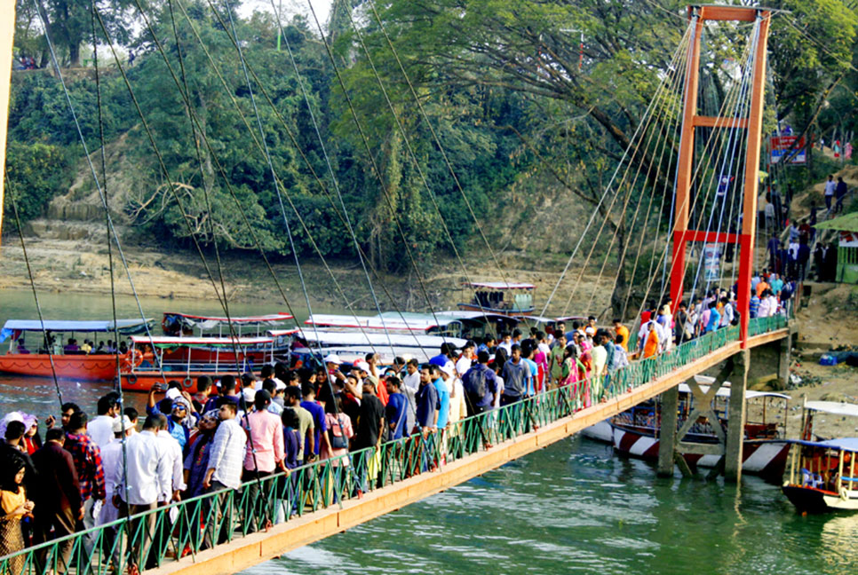 পাহাড়ে কাটেনি উৎসবের আমেজ