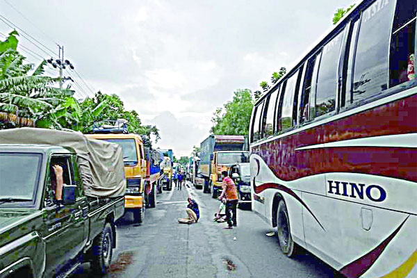 ঢাকা-চট্টগ্রাম যানজট ছাড়ছেই না