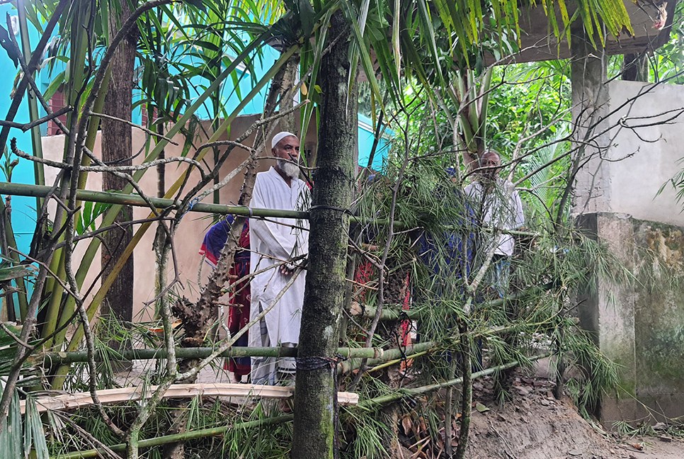 প্রতিপক্ষের বেড়ায় অবরুদ্ধ হওয়া দুই পরিবারে হামলার অভিযোগ