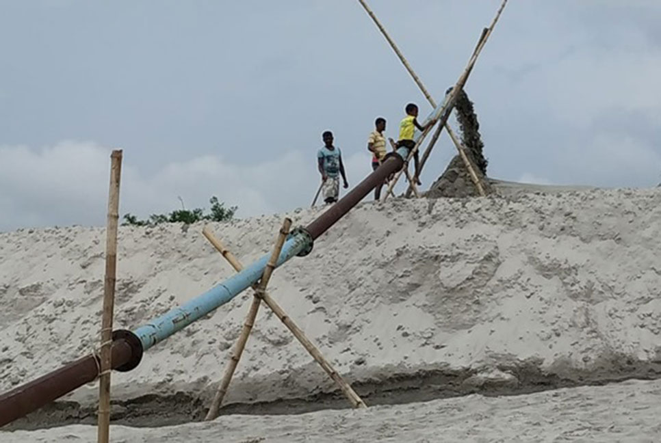 বালু উত্তোলন বন্ধ হওয়ায় হুমকিতে উন্নয়নকাজ