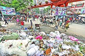 রাস্তার প্রায় অর্ধেকজুড়ে ময়লা আবর্জনায় ভরা