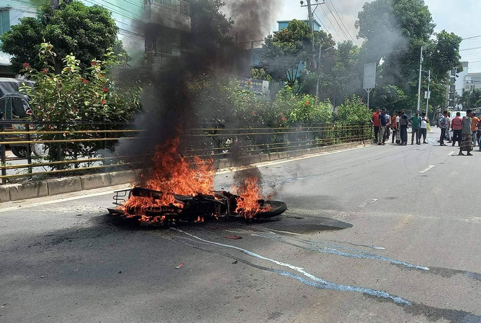 এবার সড়ক দুর্ঘটনায় মোটরসাইকেলে আগুন