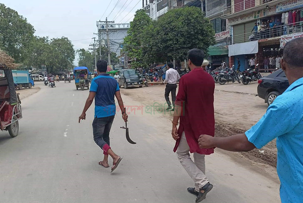 গাংনীতে বিএনপি অফিসে হামলা, ছাত্রলীগের সাথে পাল্টাপাল্টি ধাওয়া