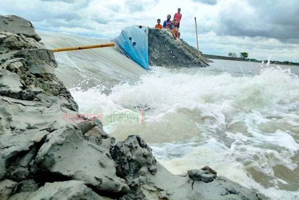 খুলনায় জোয়ারে বাঁধ ভেঙ্গে বিস্তীর্ণ এলাকা প্লাবিত