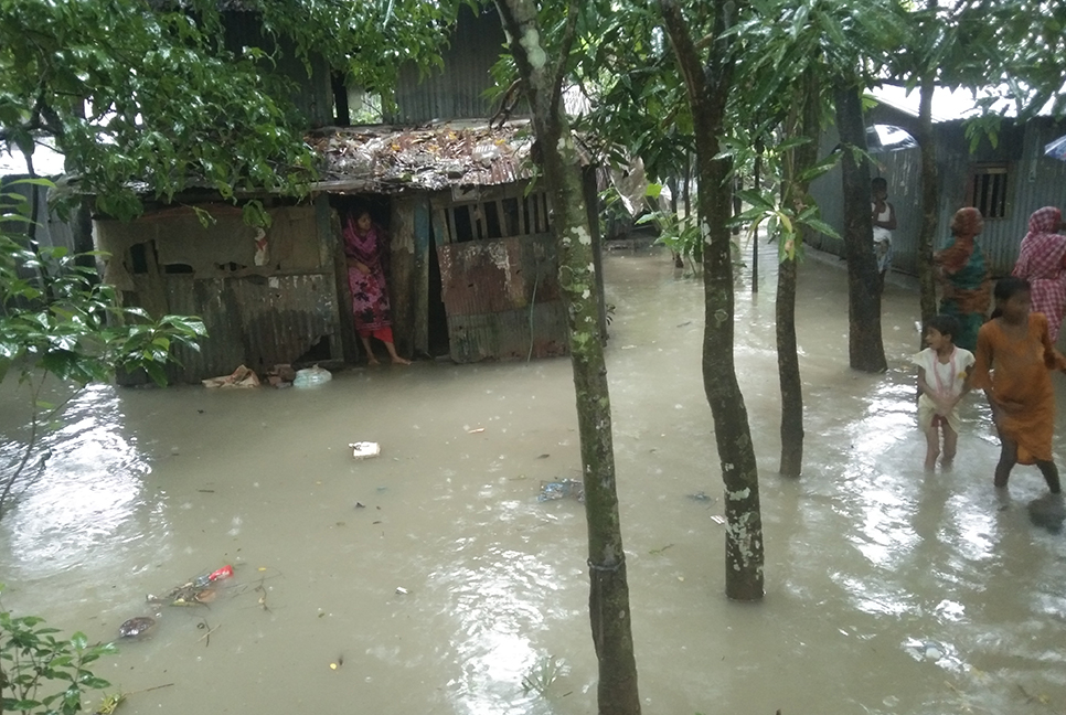 জোয়ারের পানিতে বরগুনা শহরসহ নিম্নাঞ্চল প্লাবিত