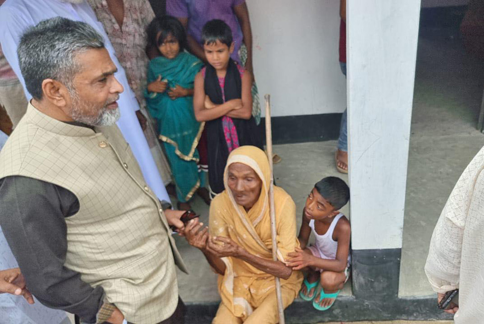 আশ্রয়ণ প্রকল্পের বাড়ি বাড়ি গিয়ে মানুষের খোঁজখবর নিলেন এসএম কামাল 

