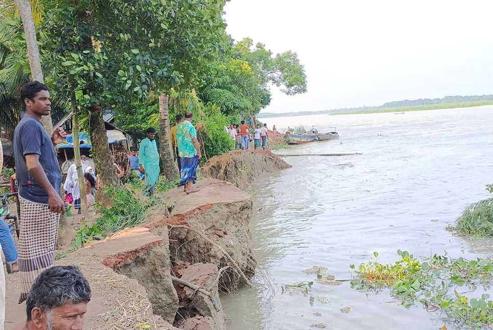 কালকিনিতে আড়িয়াল খাঁ নদের গর্ভে বিলীন বসতবাড়ি