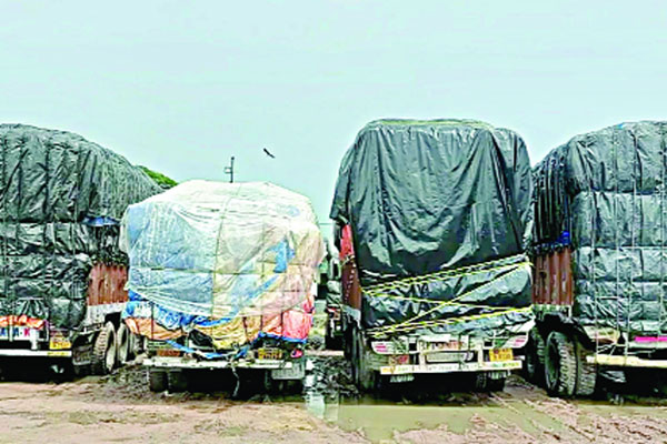 দিনাজপুরের হিলি স্থলবন্দরে চাল খালাস নিয়ে জটিলতা