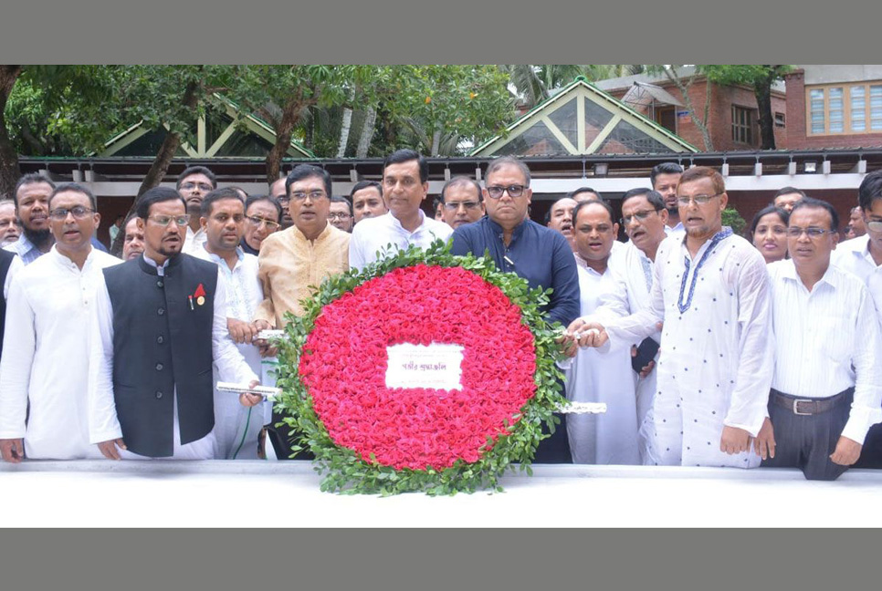 বঙ্গবন্ধুর সমাধিতে রূপালী ব্যাংকের নবনিযুক্ত এমডির শ্রদ্ধা