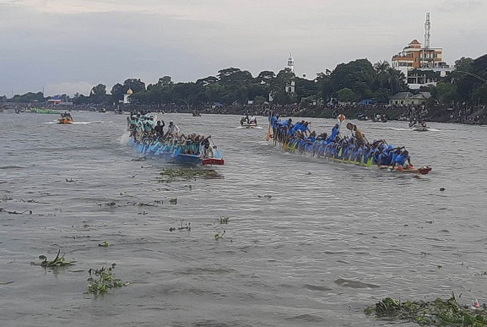 নৌকা বাইচ দেখতে নদীর পাড়ে উল্লাস