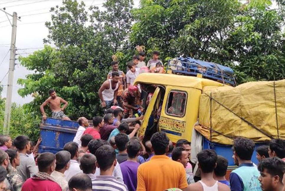 ট্রাকের সামনের অংশ কেটে বের করা হলো চালককে