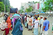 স্বল্পমূল্যে চাল কিনতে দীর্ঘ লাইন