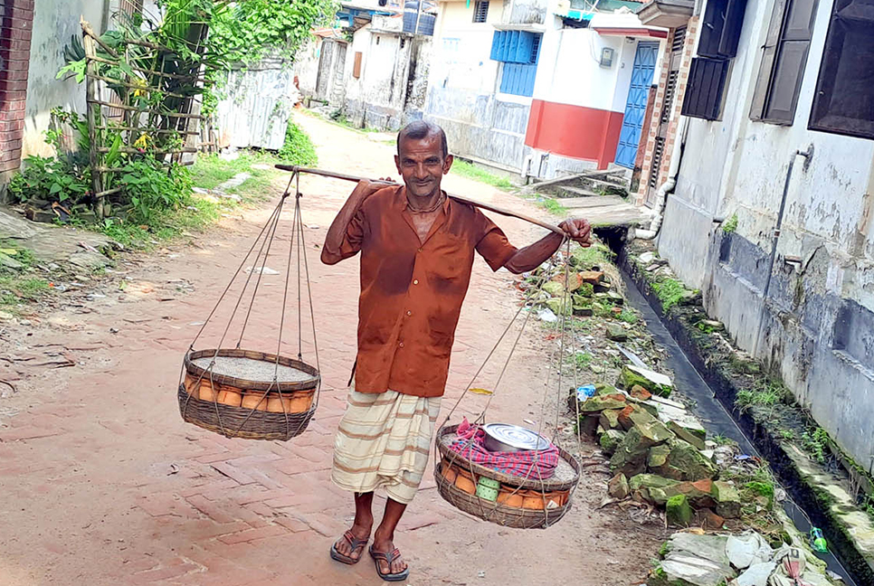 কাঁধের দখল নিয়েছে ‘শোরুম’: তবুও রন্টু হাঁক ছেড়ে যান!