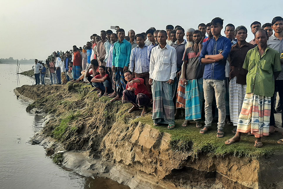 নৌকাডুবিতে মৃত্যু বেড়ে ৩১, করোতোয়ার পাড়ে স্বজনদের আহাজারি