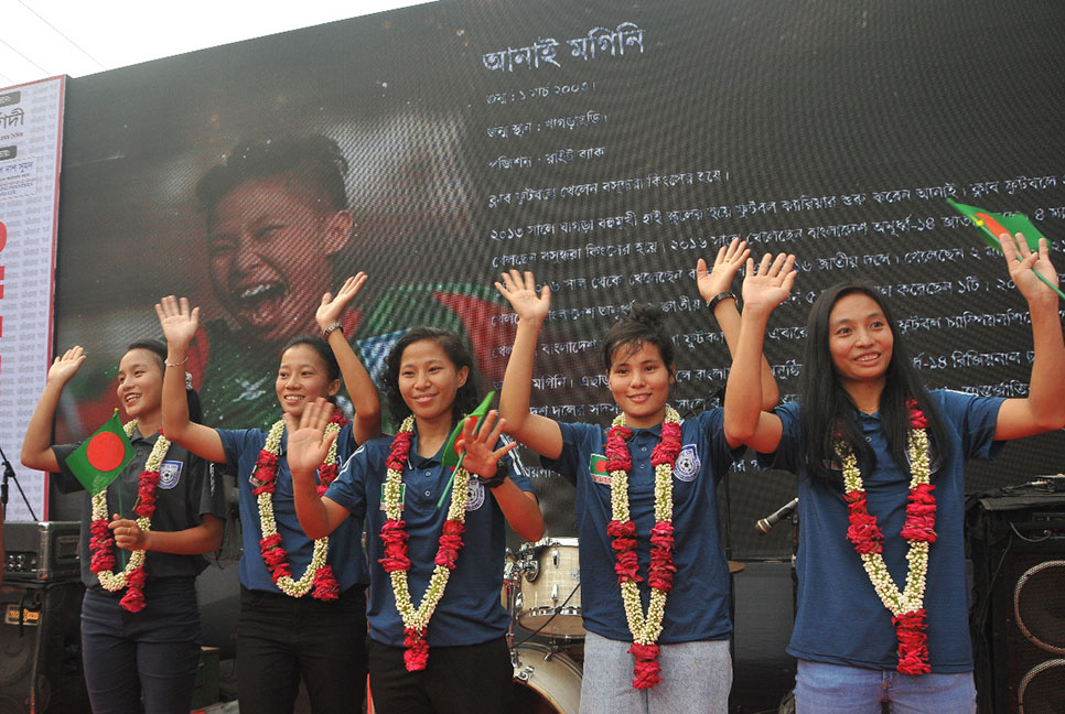 ‘আঁরার মাইয়া, আঁরার গর্ব’ : সাফ জয়ী পাঁচ ফুটবলারকে সংবর্ধনা