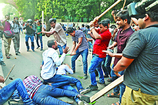 ছাত্রদলকে পিটিয়ে ক্যাম্পাসে ঢুকতে দেয়নি ছাত্রলীগ