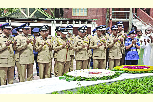 জাতির পিতার সমাধিতে নতুন আইজিপির শ্রদ্ধা