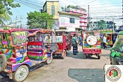 সড়কজুড়ে গাড়ির স্ট্যান্ড!