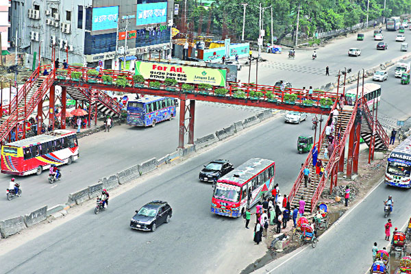 উত্তরার বিপজ্জনক ফুটওভার ব্রিজ