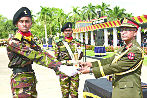 নবীন সৈনিককে শ্রেষ্ঠ রিক্রুট ট্রফি প্রদান