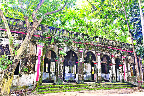 ধ্বংস হয়ে যাচ্ছে ত্রিপুরা মহারাজার কাচারিবাড়ি