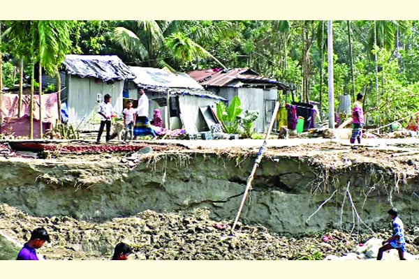 নদীর ভয়াবহ ভাঙনে প্রতিনিয়ত ঘরহারা হচ্ছেন মানুষ