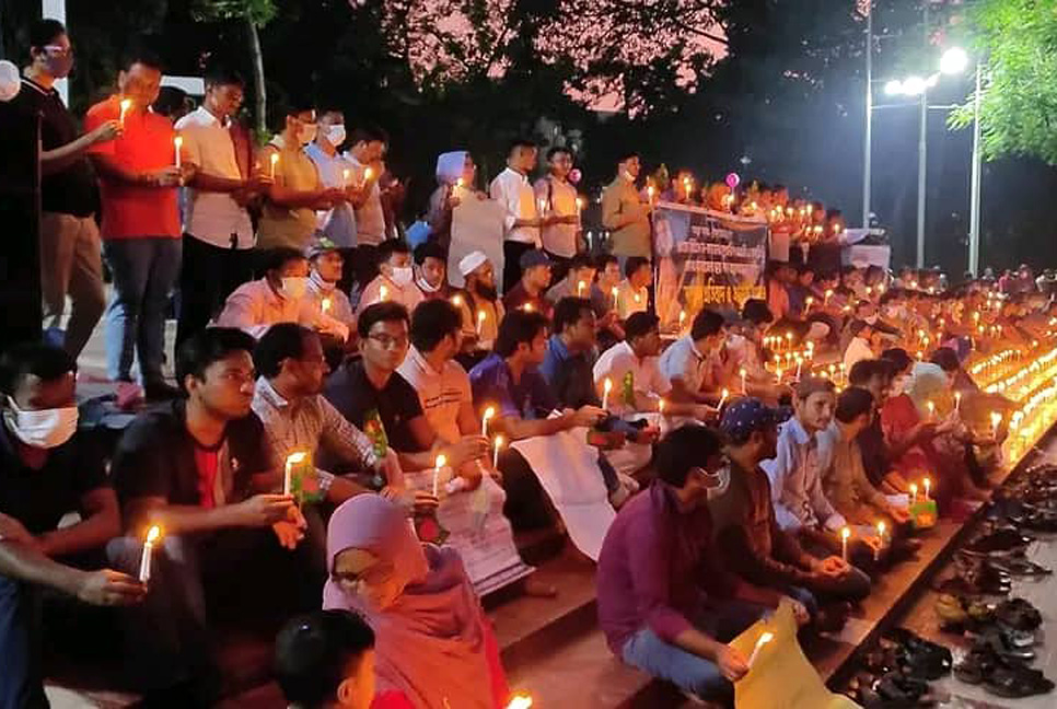 মোমবাতি জ্বালিয়ে নন-ক্যাডার চাকরিপ্রত্যাশীদের প্রতিবাদ 

