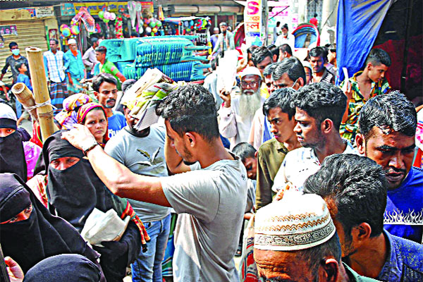 সাশ্রয়ী মূল্যে টিসিবির পণ্য সংগ্রহ করতে উপচে পড়া ভিড়