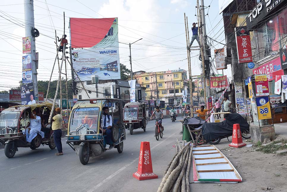 রসিক নির্বাচন : ব্যানার-ফেস্টুন খুলে ফেলছেন প্রার্থীরা