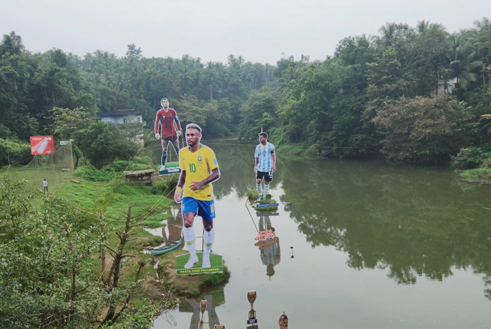 যেখানে নদীতেই ফুটবল খেলছেন মেসি-নেইমার-রোনালদো