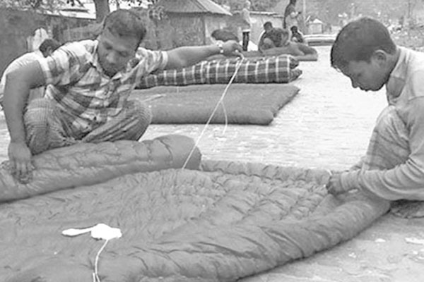 লেপ-তোশক তৈরিতে ব্যস্ত দিনাজপুরের কারিগর