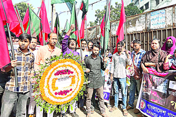 নিহতদের স্মরণে ফুলেল শ্রদ্ধা ও মালিকের শাস্তি দাবি