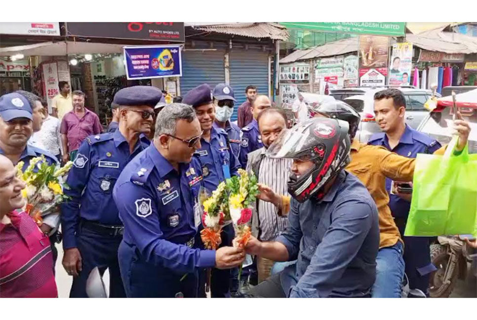 হেলমেট থাকলেই পাচ্ছেন ফুল উপহার