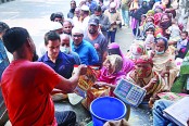 ওএমএসের ট্রাক থেকে পণ্য কিনতে ভিড়