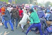 শাহবাগে অনশন অবরোধ, পুলিশের লাঠিপেটা