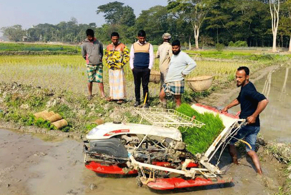 বিশ্বনাথে রাইস ট্রান্সপ্লান্টারে আগ্রহ বেড়েছে কৃষকদের