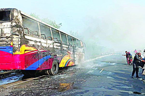 যাত্রীবাহী বাসে আগুন শিবচর এক্সপ্রেসওয়েতে